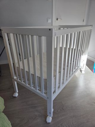 Cuna blanca con colchón y accesorios