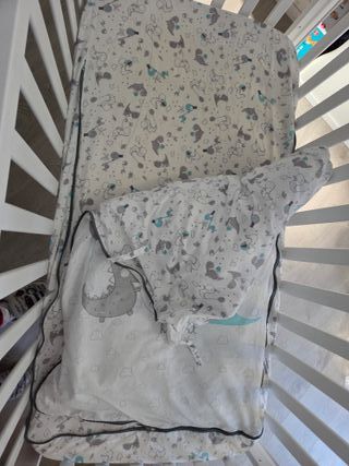 Cuna blanca con colchón y accesorios