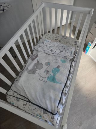 Cuna blanca con colchón y accesorios