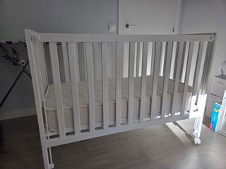 Cuna blanca con colchón y accesorios