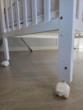 Cuna blanca con colchón y accesorios