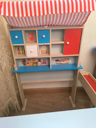 Mercado de madera para jugar a vender y comprar.