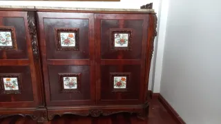 Aparador de madera con artesonado y detalles cerám