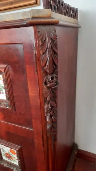 Aparador de madera con artesonado y detalles cerám