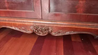 Aparador de madera con artesonado y detalles cerám