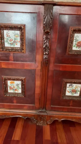 Aparador de madera con artesonado y detalles cerám