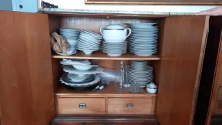 Aparador de madera con artesonado y detalles cerám