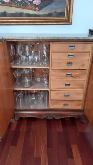 Aparador de madera con artesonado y detalles cerám