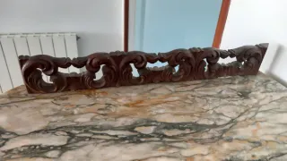 Aparador de madera con artesonado y detalles cerám