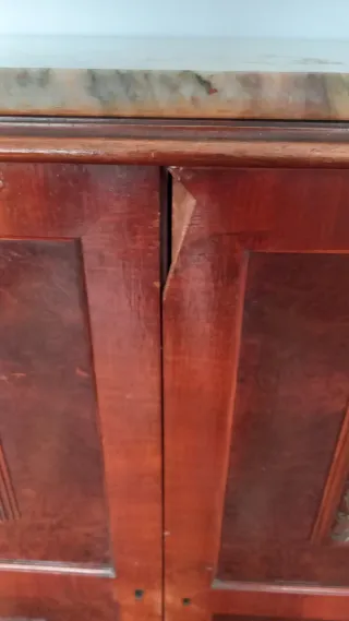 Aparador de madera con artesonado y detalles cerám