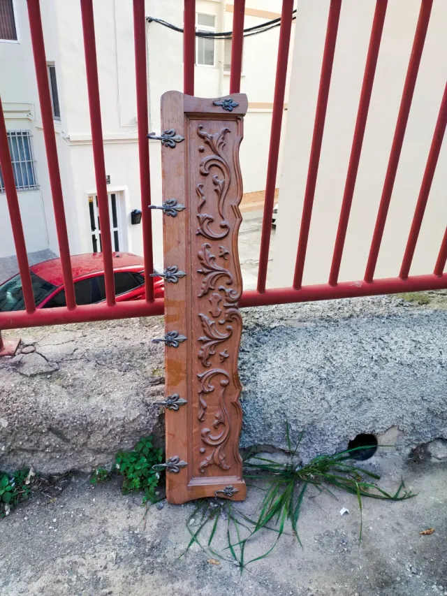 Percha de madera tallada