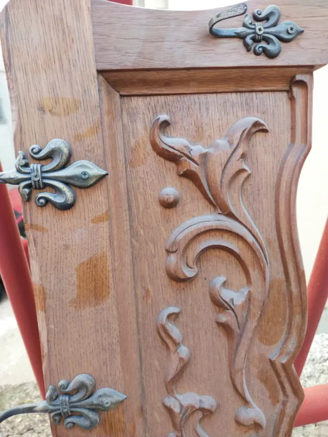 Percha de madera tallada