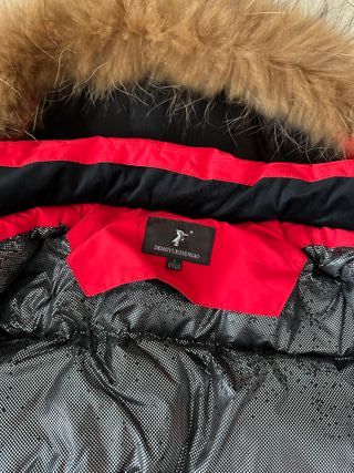 Chaqueta de plumas roja y negra