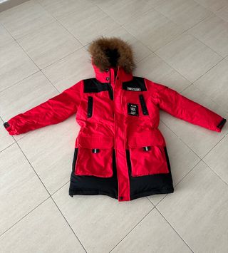 Chaqueta de plumas roja y negra
