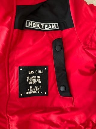 Chaqueta de plumas roja y negra