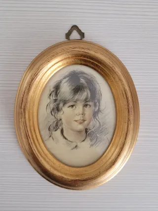 Cornice ovale dorata con ritratto