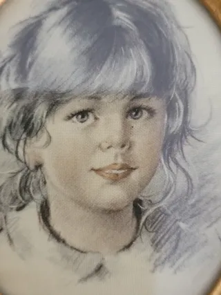 Cornice ovale dorata con ritratto