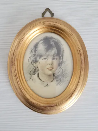 Cornice ovale dorata con ritratto