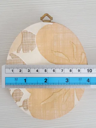 Cornice ovale dorata con ritratto