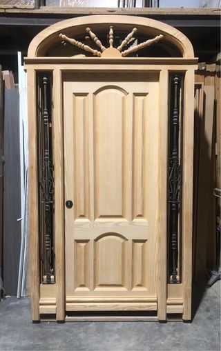 Puerta de calle madera con rejas