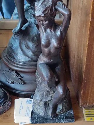 Figura de bronce mujer sentada