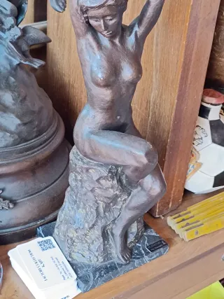 Figura de bronce mujer sentada