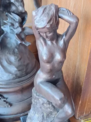 Figura de bronce mujer sentada