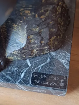 Figura de bronce mujer sentada