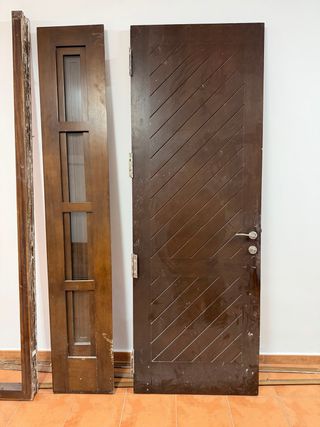 Puerta de madera con marco y ventana