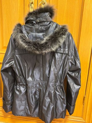 Abrigo Negro Mujer Chesco con Capucha