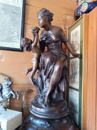 Figura de bronce mujer y niño