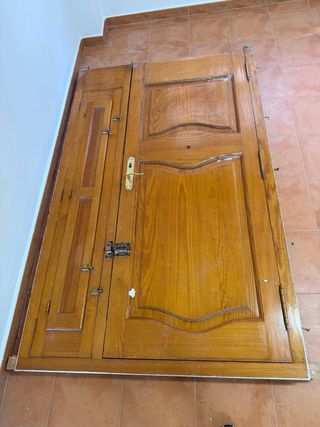 Puerta de madera doble
