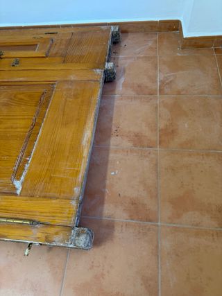 Puerta de madera doble