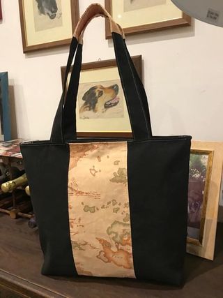 Borsa fatta a mano con inserti mappa