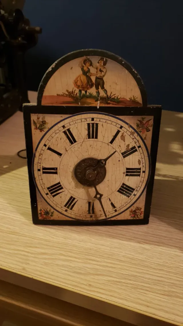 Reloj de pared antiguo decorado