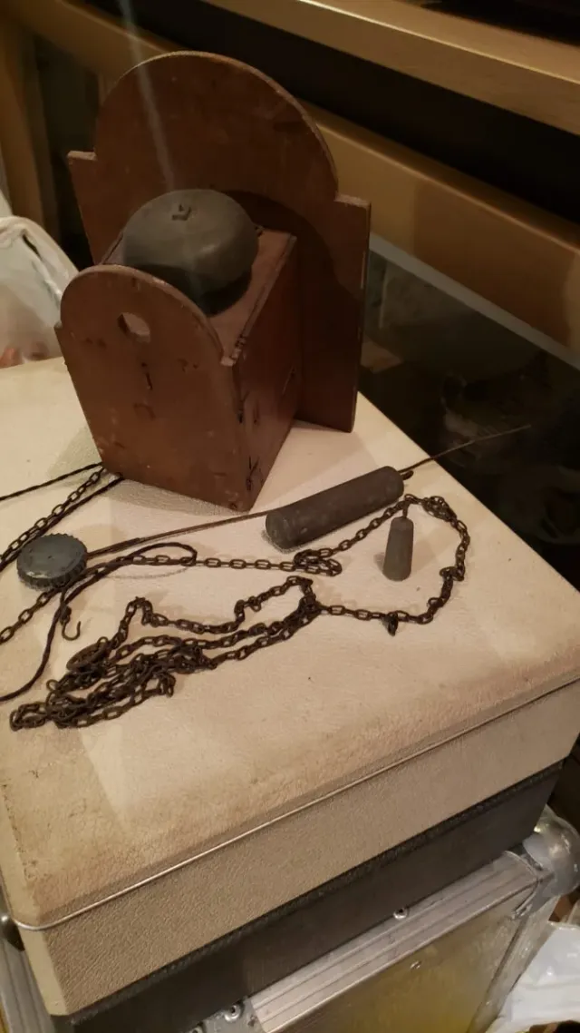 Reloj de pared antiguo decorado