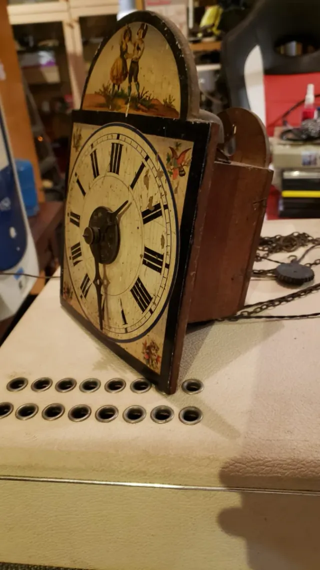 Reloj de pared antiguo decorado