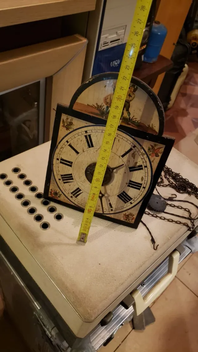 Reloj de pared antiguo decorado