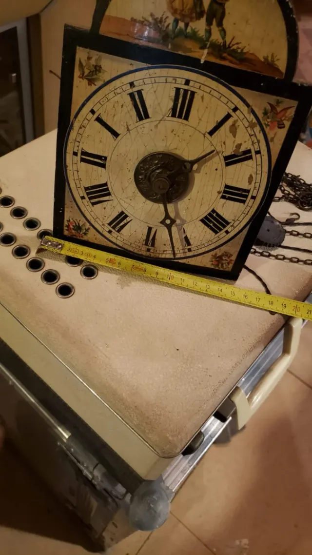 Reloj de pared antiguo decorado