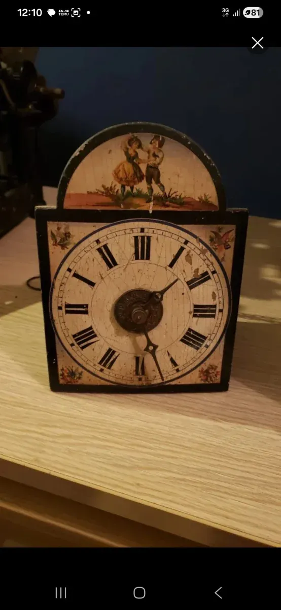 Reloj de pared antiguo decorado
