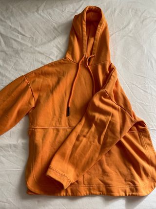 Sudadera naranja con capucha