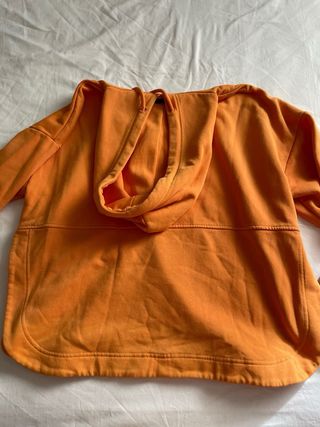 Sudadera naranja con capucha