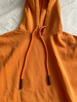 Sudadera naranja con capucha