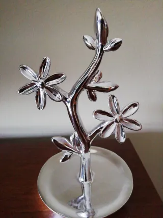 Árbol joyero plateado