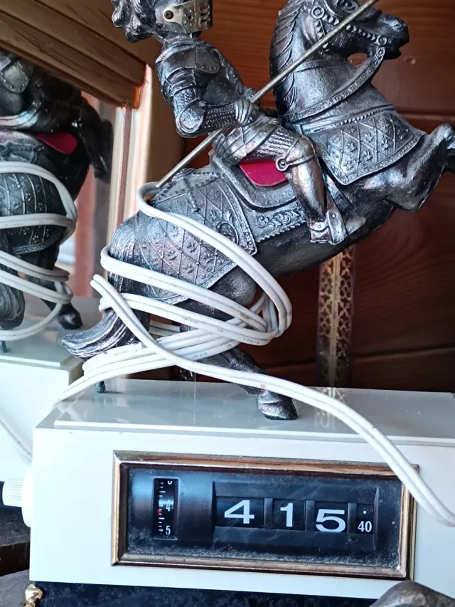 Reloj antiguo caballero en caballo