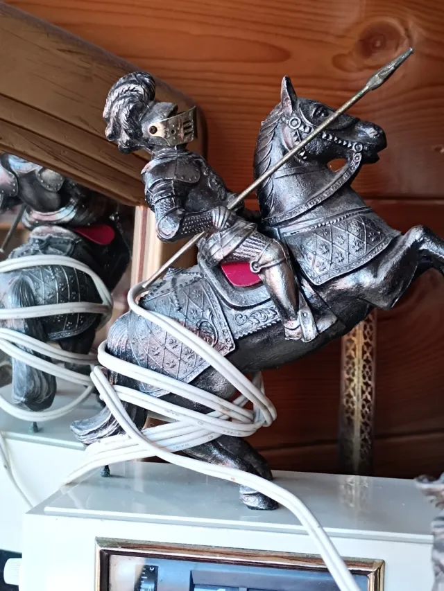 Reloj antiguo caballero en caballo