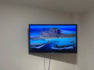 Soporte TV pared negro y el televisor de 42”