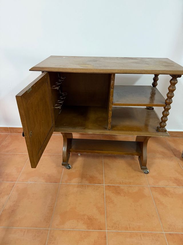 Aparador de madera con ruedas