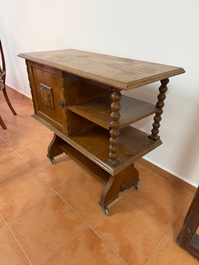 Aparador de madera con ruedas