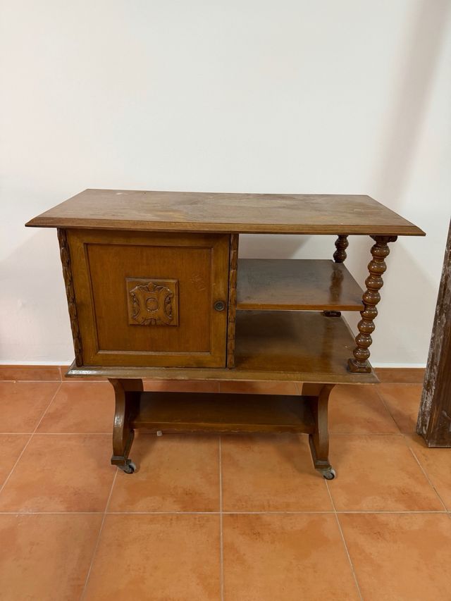 Aparador de madera con ruedas